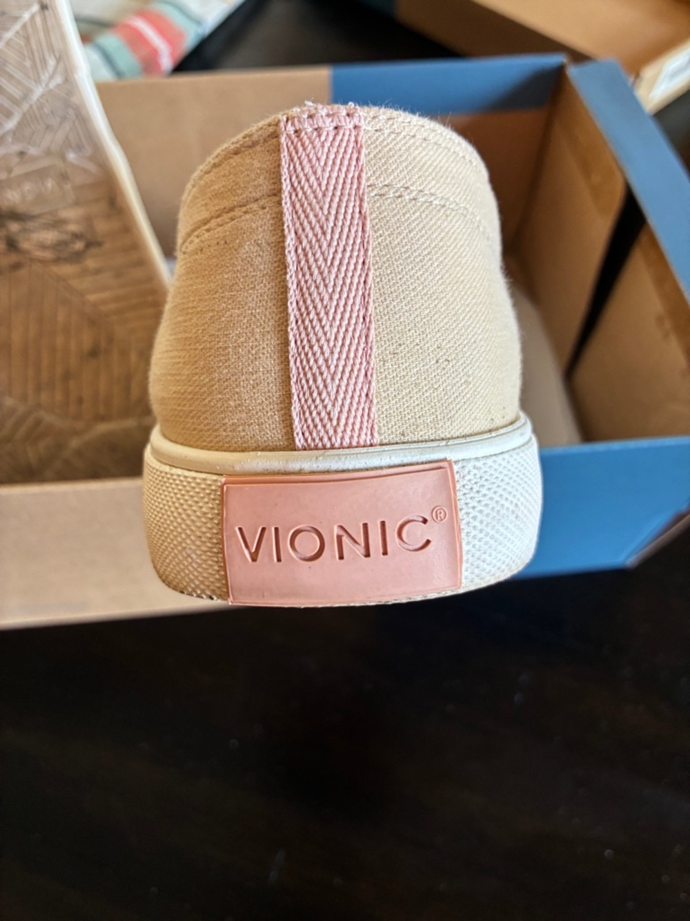 Women's Vionic Beach slip-ons size 9.5 - Picture 4 of 7